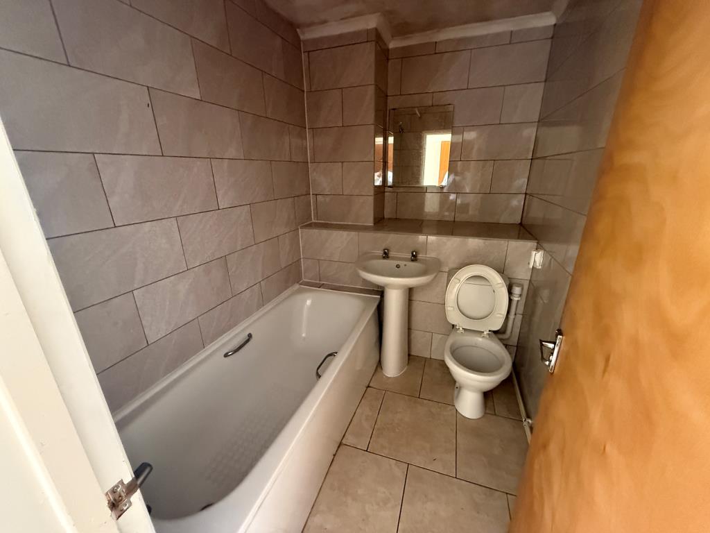 Lot: 125 - MID-TERRACE HOUSE FOR IMPROVEMENT - Bathroom with W.C.